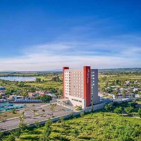 Fiesta Inn Suites Aeropuerto Del Bajio Силао Екстериор снимка