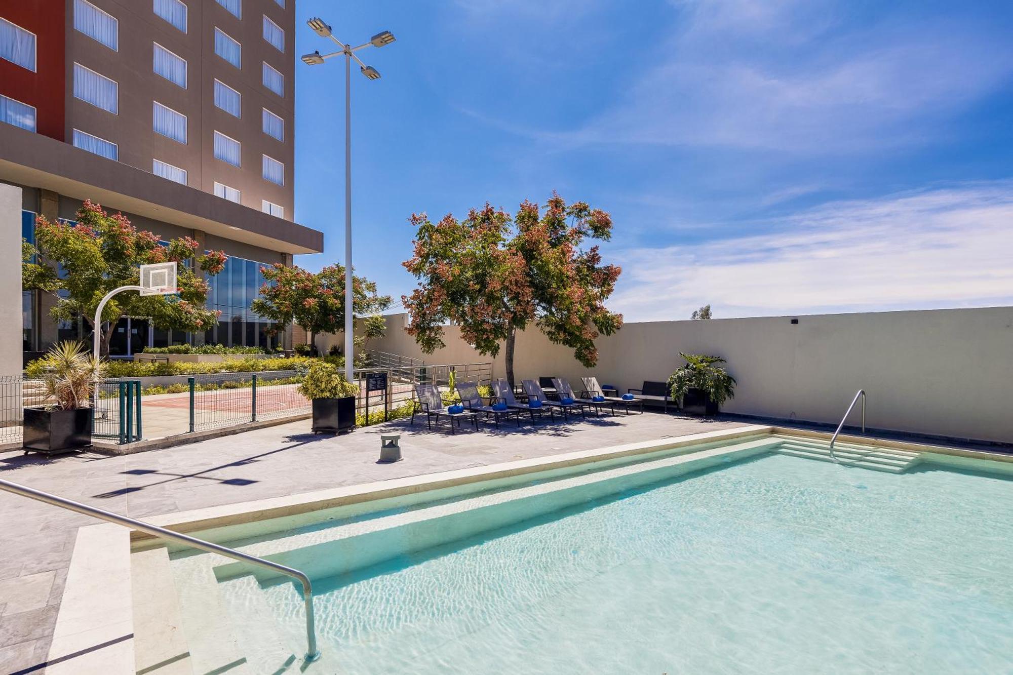 Fiesta Inn Suites Aeropuerto Del Bajio Силао Екстериор снимка