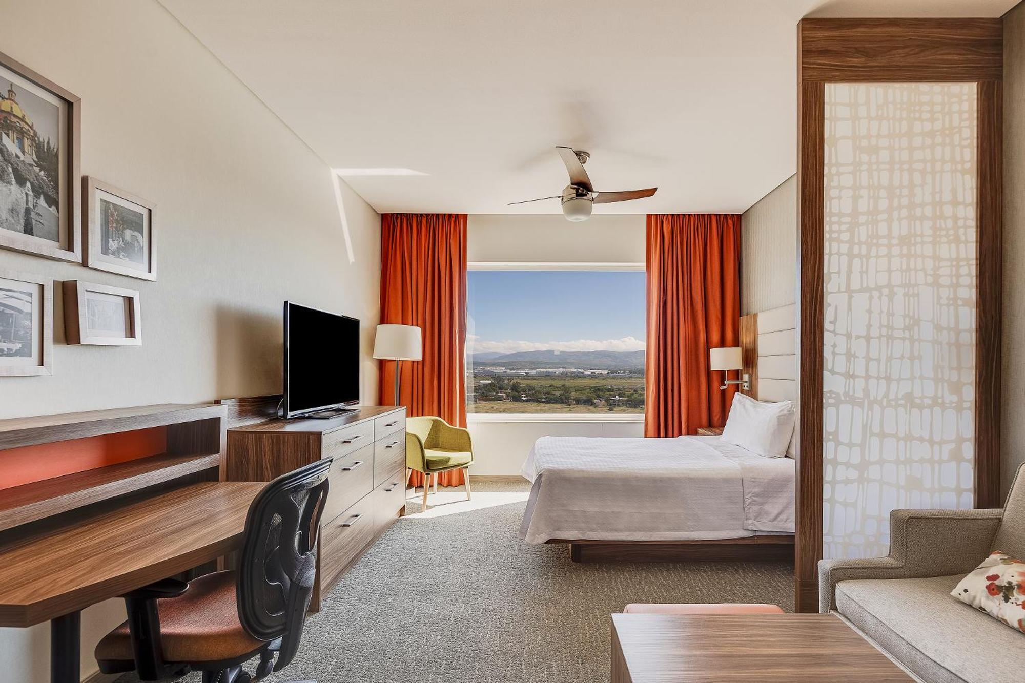 Fiesta Inn Suites Aeropuerto Del Bajio Силао Екстериор снимка